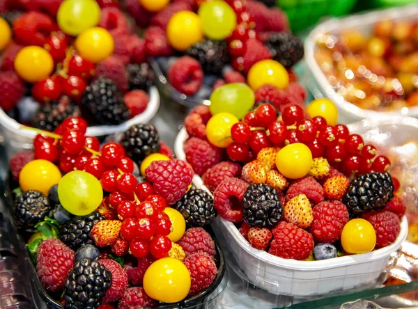 不同种类的用于甜食的新鲜浆果 覆盆子 农民市场篮子里的黑莓 — 图库照片
