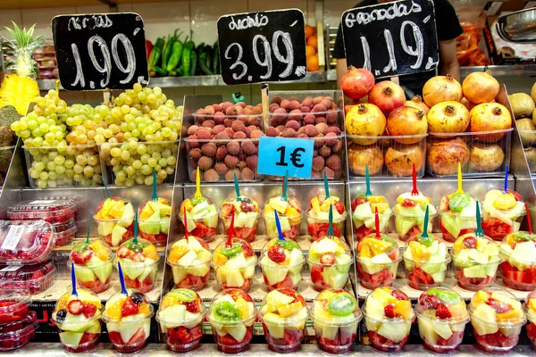 Pezzi Frutta Fresca Diversa Bicchieri Plastica Nel Mercato Della Boqueria — Foto Stock