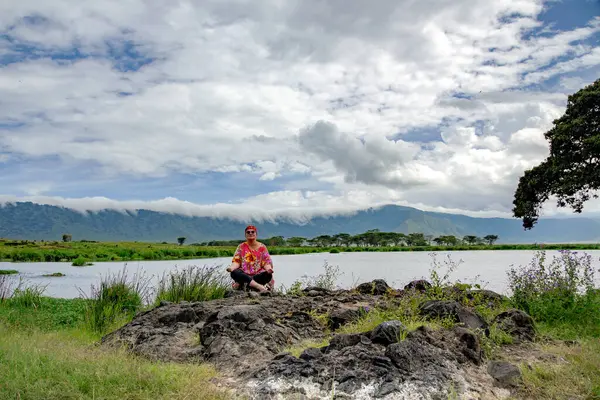 Női Utazó Pihen Parton Egy Gyönyörű Ngorongoro Völgyben Tanzánia Afrika — Stock Fotó