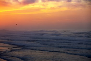 Atlantik Okyanusu 'nun üzerinde akşam sisinde renkli altın gün batımı, Kazablanka, Fas