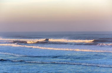 Atlantik Okyanusu 'nda, Kazablanka' da, Fas 'ta gün doğumunda beyaz köpüklü güzel güçlü dalgalar.