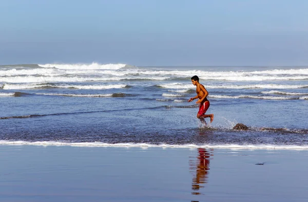 Africa Morocco Casablanca 2013 Sportif Genç Adam Atlantik Okyanusu Kıyısında — Stok fotoğraf