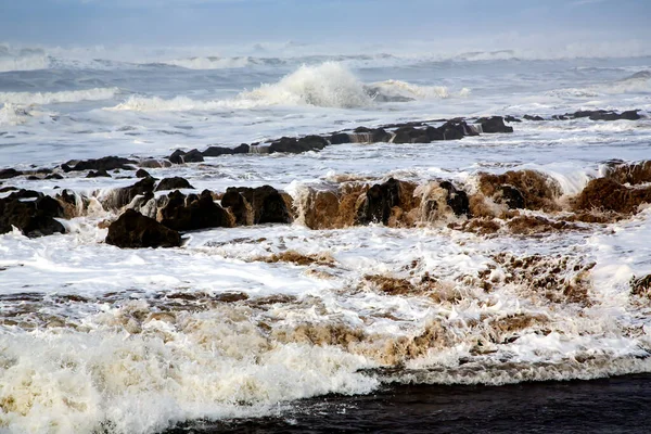 Мощные Волны Белой Пеной Бьются Скалистый Берег Атлантическом Океане Касабланка — стоковое фото