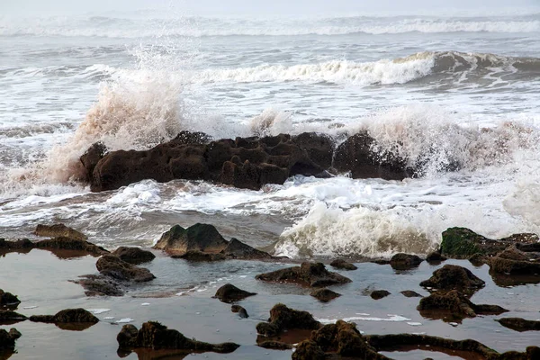 大西洋 カサブランカ モロッコの岩の海岸で白い泡が鼓動する美しい強力な波 — ストック写真