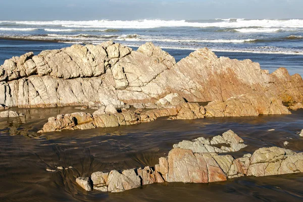 Rock Formations Ashore Atlantic Ocean Background Powerful Waves White Foam — Stock Photo, Image