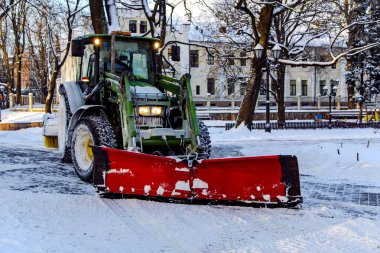 LATVIA, RIGA, Aralık 2018 - Riga City Park, Letonya 'da kar temizleyen kar temizleme aracı