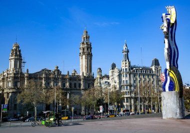 İspanya, BARCELONA, Aralık 2017 - Barcelona 'daki Moll de la Fusta' da Roy Lichtenstein 'in gotik mimarisi ve baş heykeli üzerine şehir manzarası.