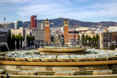 İspanya, BARCELONA, Aralık 2017 - İspanya Meydanı ünlü çeşme ve iki Venedik kulesi manzaralı. İspanya Meydanı, Barselona 'nın en iyi bağlı alanlarından biri ve İspanya' nın en büyük meydanlarından biridir..