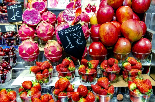 Boqueria Pazarında Taze Çilek Kırmızı Mango Pembe Ejderha Meyveleri Veya — Stok fotoğraf