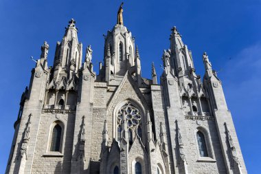 Tibidabo 'nun Kutsal Yürek Tapınağı Tibidabo Tepesi' nin tepesinde İspanya Barselona şehrini izleyen İsa heykeli.