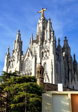 Tibidabo 'nun Kutsal Yürek Tapınağı Tibidabo Tepesi' nin tepesinde İspanya Barselona şehrini izleyen İsa heykeli.