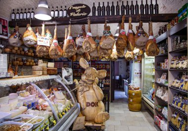 İTALYA, BARI, AĞUSTOS, 2017 - İtalya 'nın Bari şehrinde balon veya jamonlu bakkal, karışık peynir ve şarap