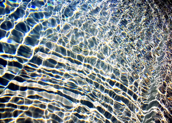 Strömendes Blaues Transparentes Wasser Schwimmbad Mit Reflexionen Der Sonnenstrahlen — Stockfoto