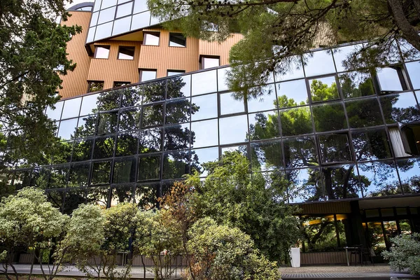 Edifício Moderno Vários Andares Com Uma Fachada Vidro Que Reflete — Fotografia de Stock