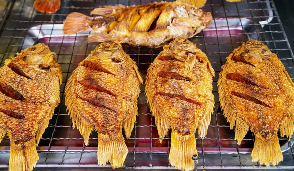 Thailand Gatumat Grillad Fisk Matlagning Asiatisk Kryddig Sås Säljs Gatumarknaden — Stockfoto