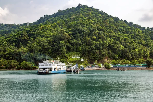 Tailandia Koh Chang Marzo 2015 Transbordador Pasajeros Cerca Del Muelle — Foto de Stock