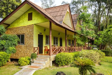 Tayland 'daki tropikal Koh Chang adasında güzel bir tropikal park ile çevrili yaz odunları..