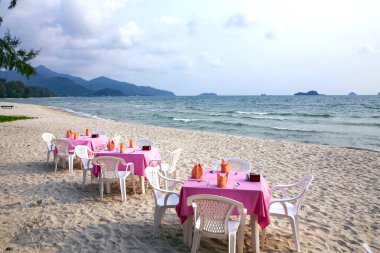 Tayland Körfezi 'ndeki Koh Chang adasında romantik bir akşam yemeği için masalar hazır..