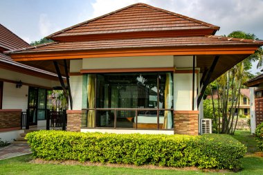 Tayland 'da tropik Koh Chang adasındaki ağaçlık tepelerin ortasında panoramik pencereli küçük yazlık köşkler..