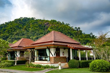 Tayland 'da tropik Koh Chang adasındaki ağaçlık tepelerin ortasında panoramik pencereli küçük yazlık köşkler..