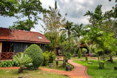 Tayland 'daki tropikal Koh Chang adasında güzel bir tropikal park ile çevrili yaz odunları..