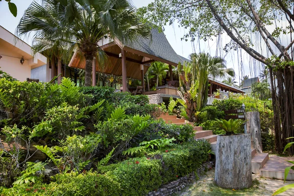 位于泰国高昌的夏季木制平房被美丽的热带公园环绕 — 图库照片