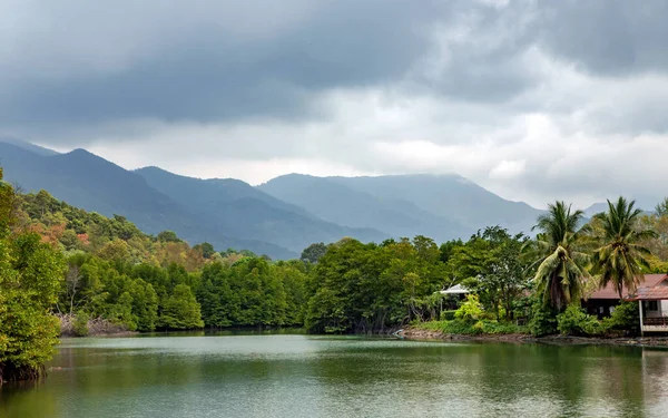 Bungalows Madera Verano Orilla Del Pintoresco Lago Rodeado Por Hermoso —  Fotos de Stock