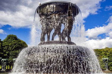 Vigeland Parkı 'ndaki çeşme Norveç' in en görkemli çeşmelerinden biridir. Çeşme Oslo 'nun en ünlü parkında yer almaktadır. Ünlü heykeltıraş Gustav Vigeland tarafından yapılmıştır..