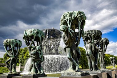 Vigeland Parkı 'ndaki çeşme Norveç' in en görkemli çeşmelerinden biridir. Çeşme Oslo 'nun en ünlü parkında yer almaktadır. Ünlü heykeltıraş Gustav Vigeland tarafından yapılmıştır..