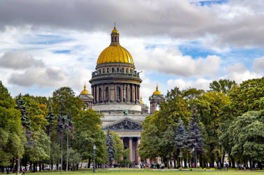 RUSSIA, SAINT PETERSBURG, Nisan 2016 - Saint Isaac Katedrali St. Petersburg 'daki en büyük Ortodoks kilisesi. Büyük Peter 'ın koruyucu azizi Dalmaçyalı Aziz Isaac' e ithaf edilmiştir..