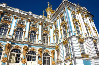 Rusya 'nın St. Petersburg şehrinin 25 kilometre güneyindeki Puşkin veya Tsarskoye Selo kasabasındaki Catherine sarayının dünyaca ünlü ismi. Rus Barok tarzında dikkate değer bir yapı..