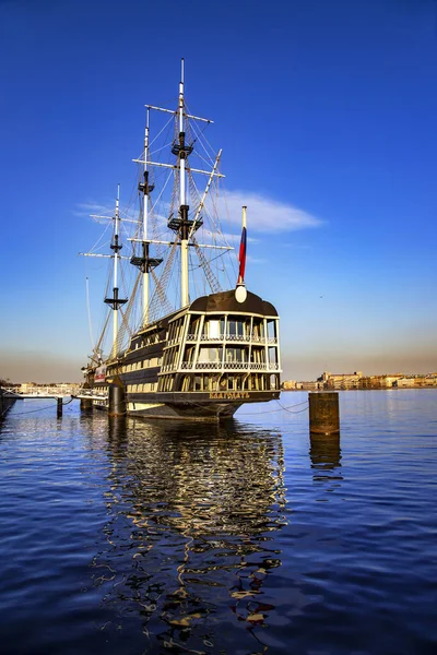 Russia Saint Petersburg April 2016 View Neva River Floating Restaurant — Stock Photo, Image