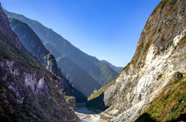 Hu Tiao ya da Tiger Juming Gorge 'un dünyanın en derin kanyonu olduğuna inanılır. Yangtze Nehri 'nin yukarısındaki Jinsha Nehri' nin birincil kollarından biri. Lijiang şehrinin 60 km kuzeyinde yer almaktadır.