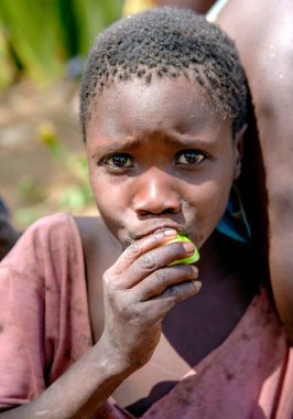 AFRİKA, TANZANIA, MAYIS, 10, 2016 - Afrika, Tanzanya 'da meyve yiyen Hadzabe kabilesinin portresi Afrikalı kızı