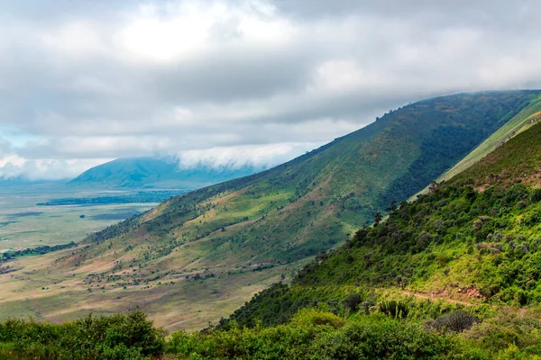 Arkasında Dağlar Olan Ngorongoro Vadisi Bulutlu Bir Günde Tanzanya Afrika — Stok fotoğraf