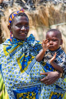 AFRİKA, TANZANIA, 10 Mayıs 2016 - Hadzabe kabilesinden küçük çocukları olan kadın. Hadzabe kabilesi Tanzanya, Afrika 'da yok olma tehlikesiyle karşı karşıya.