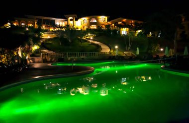 CENTRAL AMERICA, COSTA RICA, GOLFO DEL PAPAGAYO, MAYIS, 24, 2014 - Dört yıldızlı Hotel Occidental Grang Papagayo, Kosta Rika, Orta Amerika 'da aydınlatma ile havuzun sularına yansıdı