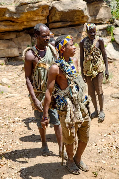 Africa Tanzania May 2016 Hazabe Bushmans Племені Хадза Одягнені Шкіри — стокове фото