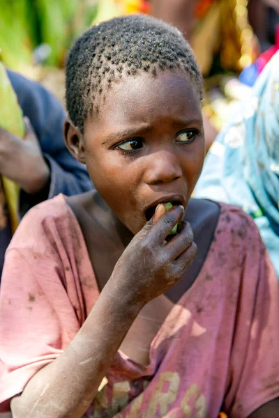 Africa Tanzania Mayo 2016 Retrato Niña Africana Tribu Hadzabe Que —  Fotos de Stock