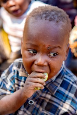AFRICA, TANZANIA, MAYIS, 10, 2016 - Bir Hadza kabilesinin bebek portresi. Hadzabe kabilesi Tanzanya, Afrika 'da yok olma tehlikesiyle karşı karşıya.