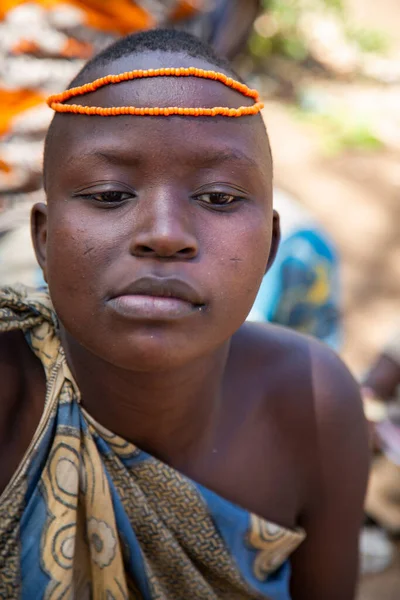 Africa Tanzania Mayo 2016 Retrato Mujer Joven Con Decoración Cuentas —  Fotos de Stock