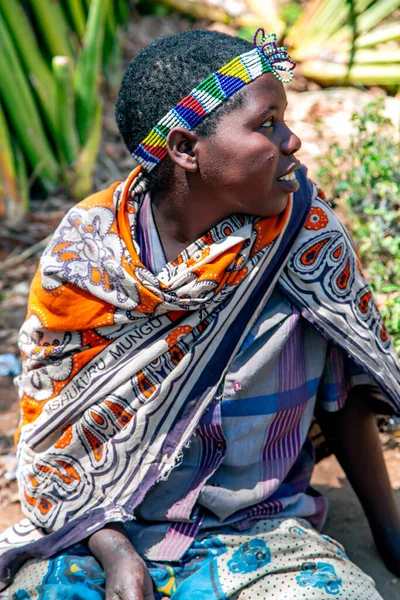 Africa Tanzania May 2016 肖像年轻女子与珠子装饰的哈德扎布部落 非洲坦桑尼亚面临灭绝威胁的哈德扎布部落 — 图库照片