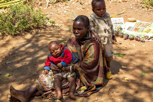 África Tanzania Mayo 2016 Mujer Con Niños Pequeños Tribu Hadzabe —  Fotos de Stock