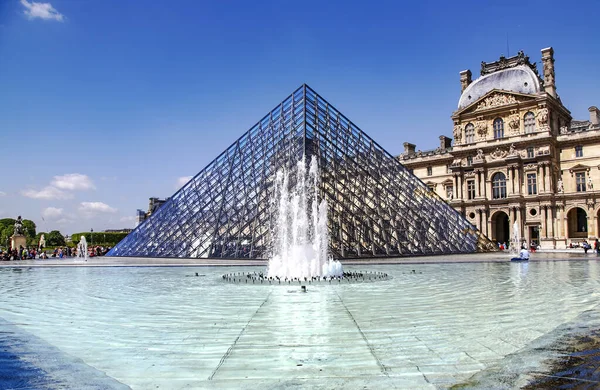 Europa Parigi Maggio 2015 Fontana Sullo Sfondo Piramide Vetro Del — Foto Stock