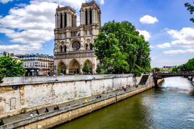 FRANCE, PARIS, MAYIS, 20 Mayıs 2014 - Notre-Dame de Paris veya Paris Leydimizin Katedrali Seine Nehri 'nden izlendi. Ada 'daki Fransız Gotik Mimarisi.