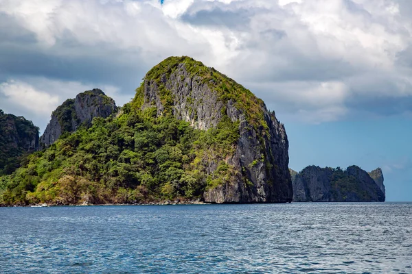 Majestuosos Acantilados Isla Nido Sobre Fondo Nubes Lluvia Las Aguas — Foto de Stock