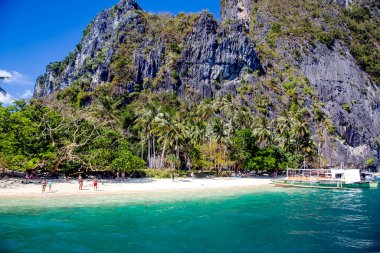 PHILIPPINES, EL NIDO, PALAWAN, Aralık 2019 El Nido, Palawan, Filipinler yakınlarındaki Hint Okyanusu 'nda karst kayaları ile birlikte bir eğlence gemisi yelken açtı.