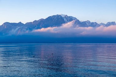 İsviçre 'nin Montreux kentindeki Cenevre Gölü' nde gün doğumunda sisli bir sabahın güzel manzarası.