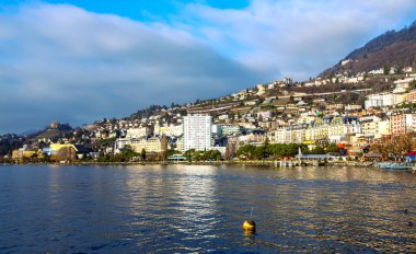 SWitzERLAND, MONTREUX, Aralık 2015 - Arkaplanda yer alan yüksek karlı Alpler, Montreux, İsviçre 'deki Cenevre Gölü veya Leman Gölü hakkında Panorama kenti