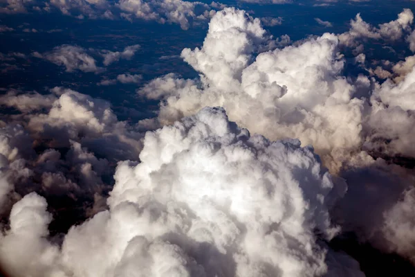 青空の背景にある空の美しいふわふわした雲の上の飛行機からの眺め 飛行機によるバケーション旅行 — ストック写真